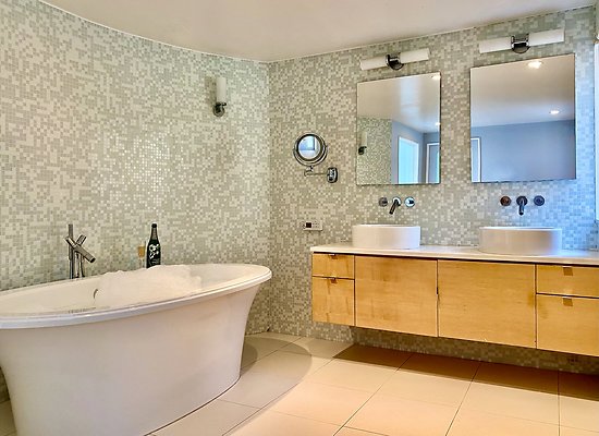 35a Bathroom sink &amp; tub