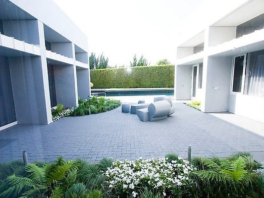 32 - Pool patio 01_2