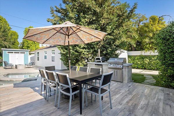 Backyard Dining BBQ