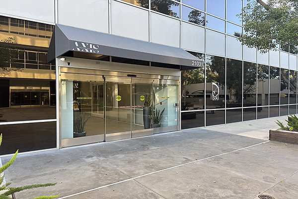 WoodlandhillsPlaza7787