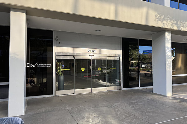 WoodlandhillsPlaza7786